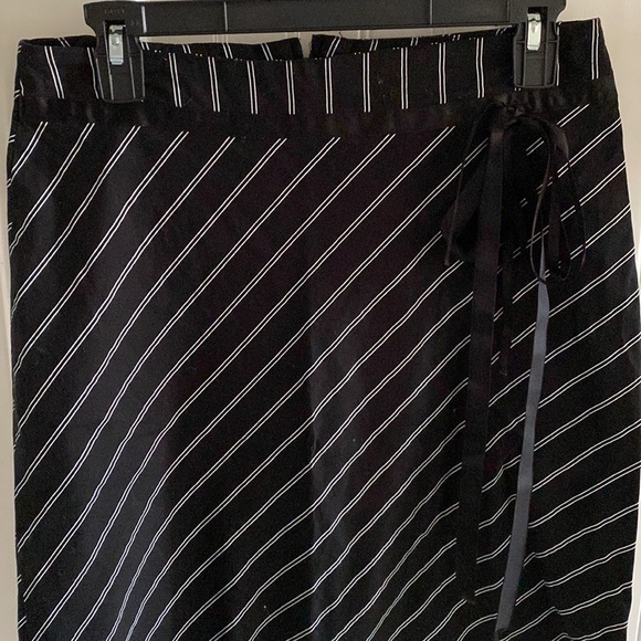 ❤️Charlotte Russe Black Skirt Medium - Picture 2 of 5